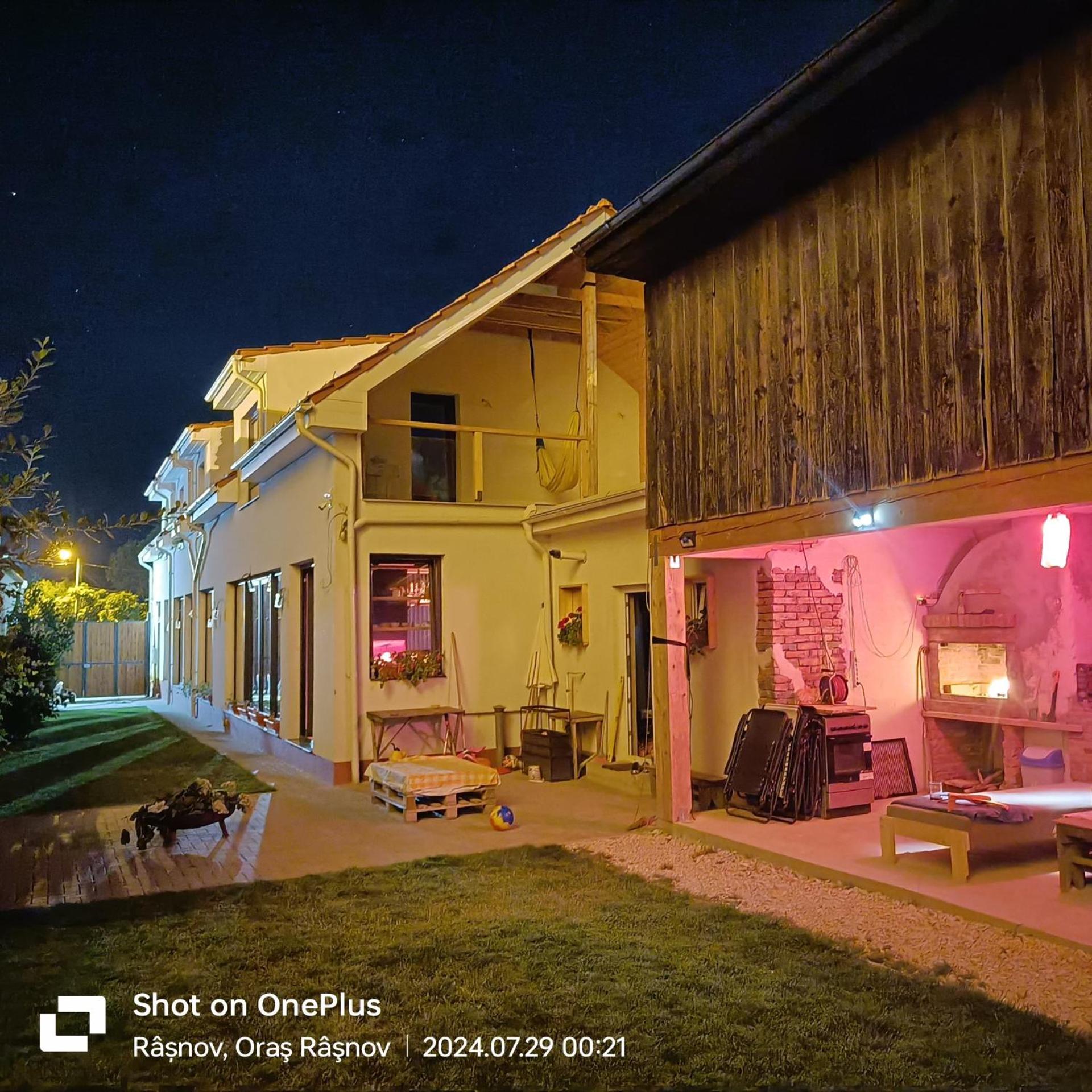 ホテル Imperfect House Rîşnov エクステリア 写真